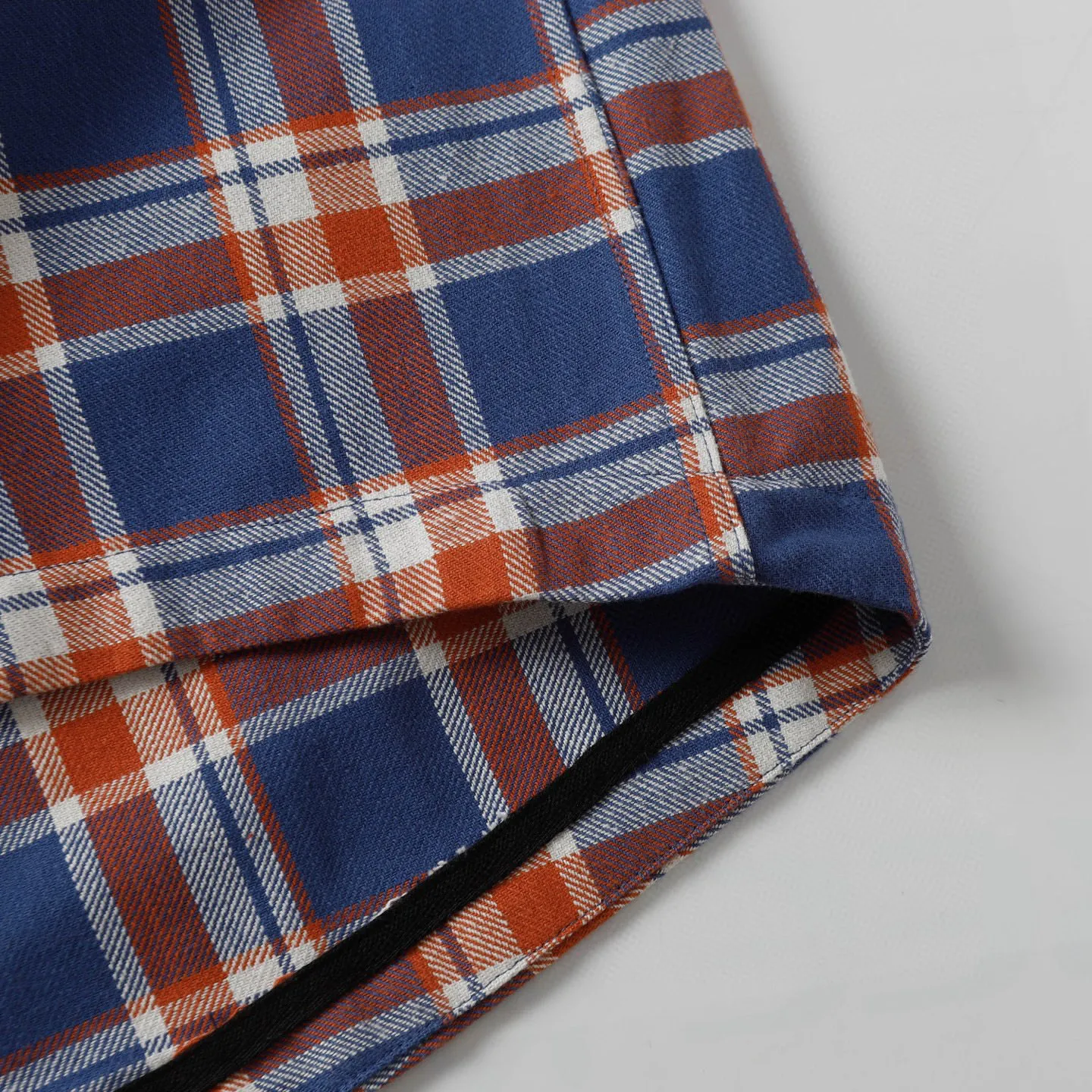 🅿️380 ch|24fw Crow Heart New Striped Plaid Splicing Silver Button Cardigan Shirt Process description: The fabric is made of custom-woven and custom-dyed wool blended fabric. The fabric contains wool components and has a very good texture. All the plaids are counter-position stitching. Every size and every plaid splicing is counter-position. It not only consumes fabric but also takes time. The details are very delicate. The sleeve logo printing uses special pulping. The characteristic of the printing process is the use of high-performance glue for printing, which creates a sense of layering on the printed pattern. The accessories of the new yb mold are used. Buttons and pocket silver jewelry are custom-developed using silver-plated foti materials. The cuffs are made with buttons and snaps that are consistent with yb and are designed with loose fit. The oversized version is truly restored. Color: blue/green/red. Size: S-XL.